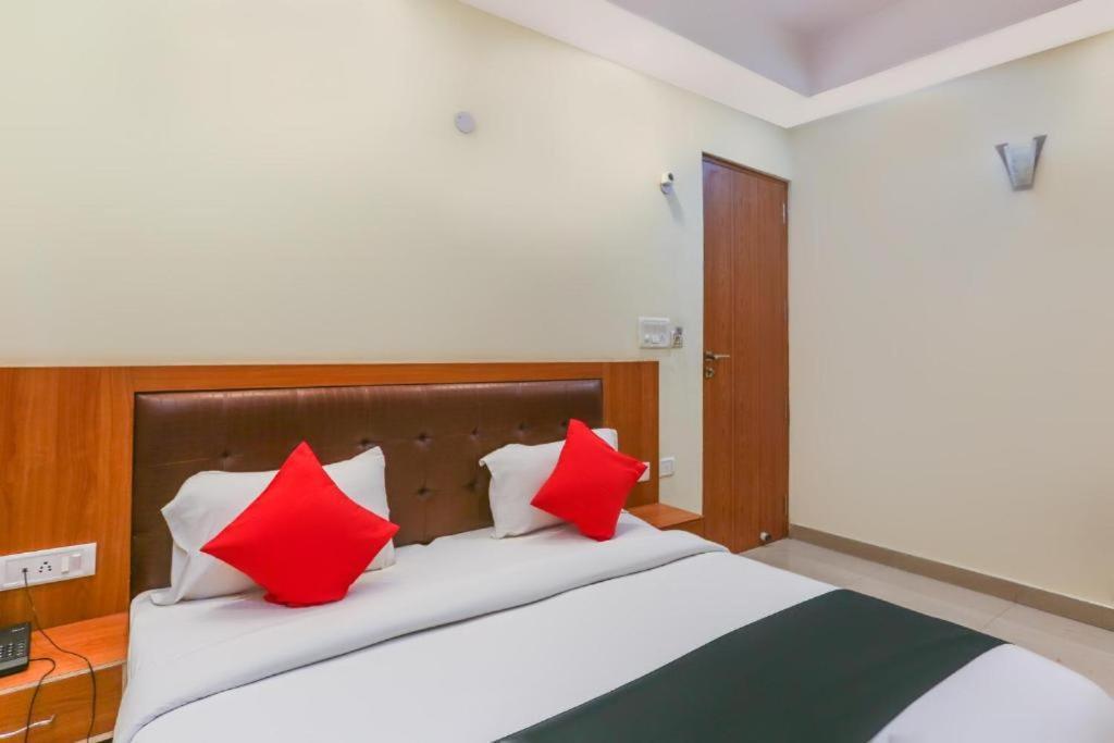 Hotel Capital O Bvh Hospitality Near Pvr Ansal Plaza Greater Noida Exterior foto